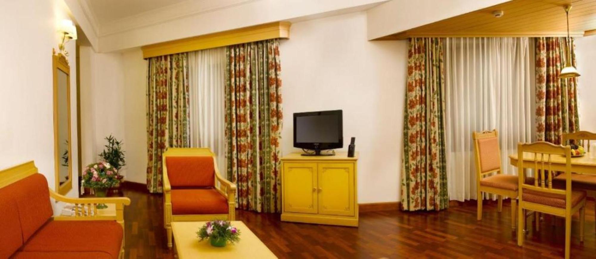 Hotel Abad Atrium Kochi Esterno foto