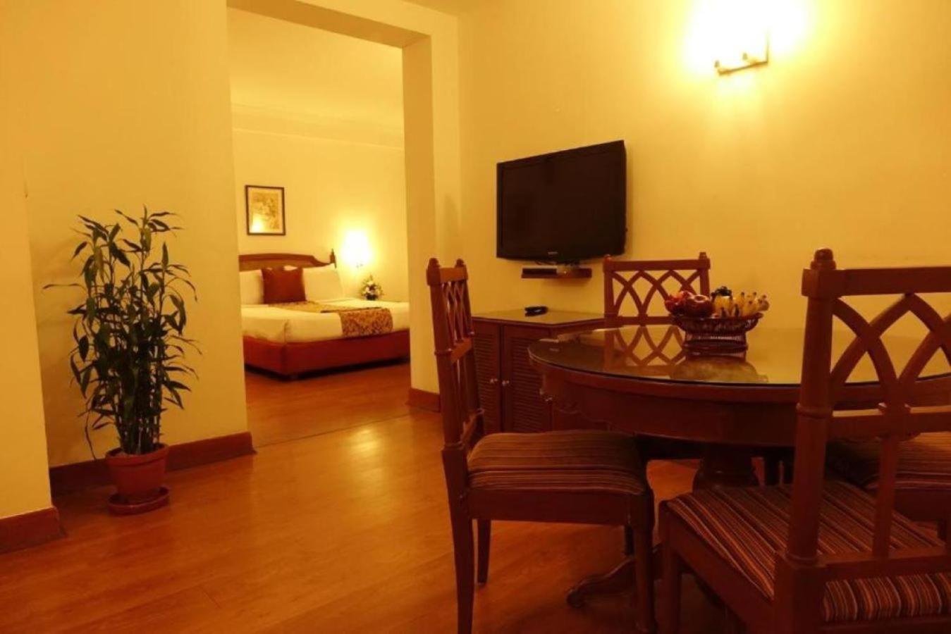 Hotel Abad Atrium Kochi Esterno foto