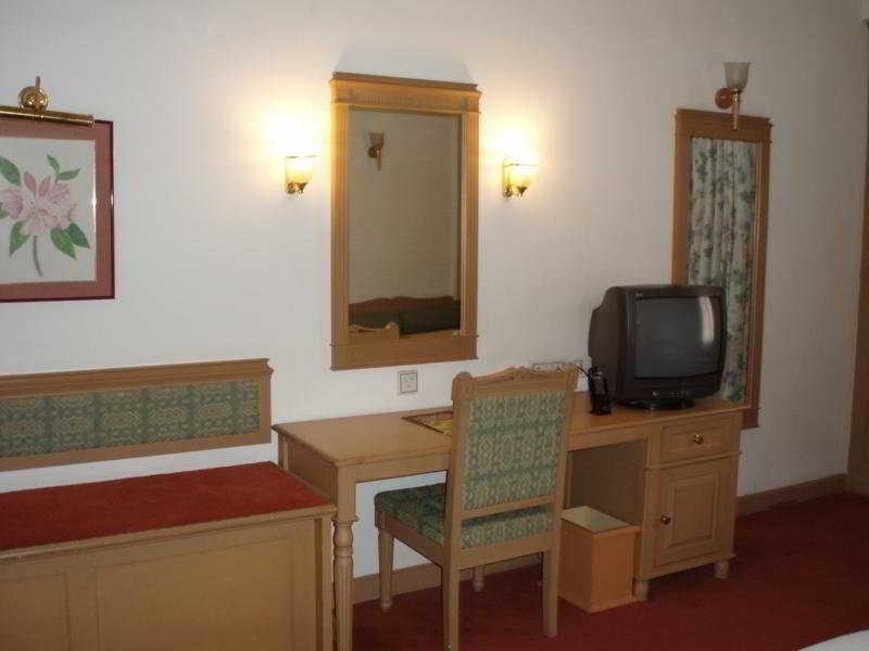 Hotel Abad Atrium Kochi Esterno foto