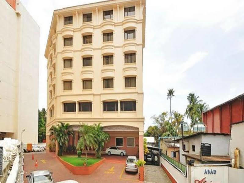 Hotel Abad Atrium Kochi Esterno foto